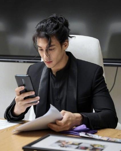 張演員男的舞臺與熒屏之旅，學(xué)習(xí)成長與自信光芒的展現(xiàn)