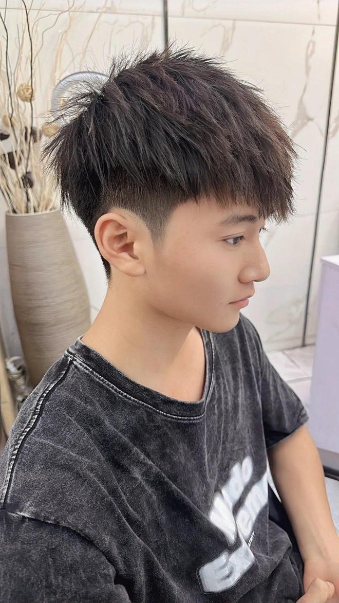 時(shí)尚變遷，探索短發(fā)型風(fēng)潮與影響，展望2025最新流行趨勢